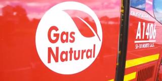Imagen de la carrocería de un TransMilenio que dice Gas Natural