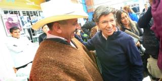 La alcaldesa saluda a un campesino de Sumapaz 