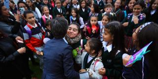 La alcaldesa Claudia López junto a varias niñas