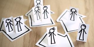 Fotografía de caricaturas simulando cuarentena