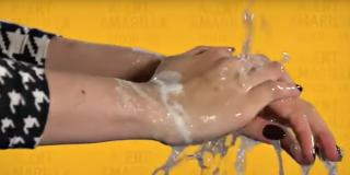 Persona lavándose las manos para reducir contagio por coronavirus