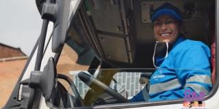 Imagen de Mónica conduciendo el camión de basura