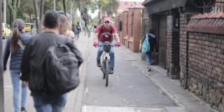 Fotografía de un ciudadano en su bicicleta por la cicloruta