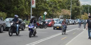 Calle de Bogotá con carros y motos
