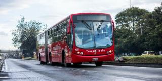 Fotografía de bus de TransMilenio.