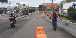 Ciclistas transitan por una de las Ciclovías temporales durante la cuarentena en Bogotá 