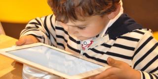 Imagen de un niño viendo su tablet