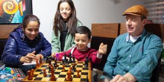 Foto de la secretaria Xinia Navarro jugando con sus hijos