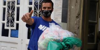 Imagen de un ciudadano que recibió su kit alimentario.