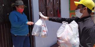 Foto IDIGER. Colaboradores entregan mercados a familias vulnerables.