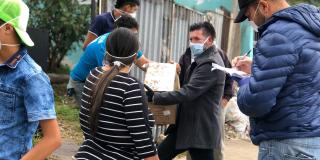 Foto IDPYBA. Servidores de la entidad entregan mercados en el barrio Dorado.