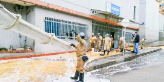 Trabajadores de la Unidad de Mantenimiento Vial realizan jornada de limpieza y desinfección por la cuarentena en Bogotá