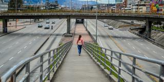 Mujer en puente de TransMilenio