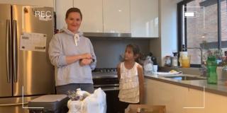 Imagen de la secretaria de Ambiente junto a su hija enseñando a reciclar