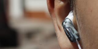 Primer plano de una oreja con audífonos 