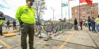 Foto de policía junto a bicicletas recuperadas.