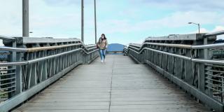 Mujer en un puente peatonal.
