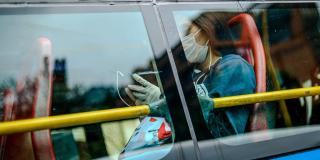 persona con tapabocas en TransMilenio.