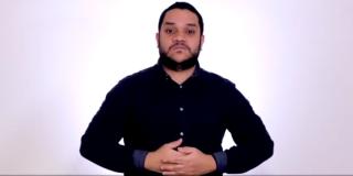 Imagen de un hombre interprete de lengua de señas