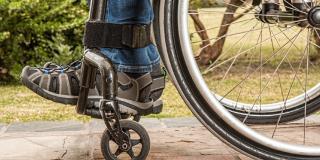 Fotografía de persona en silla de ruedas.