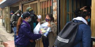 Foto Secretaría de Ambiente. Colaboradores de la entidad entregan mercados en la localidad de Bosa.