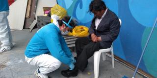 Foto de ex habitante de calle recibiendo ayuda