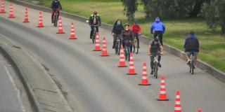 Personas van al trabajo en bici por las ciclovías por la cuarentena en Bogotá