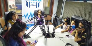 Foto de niños en programa de radio