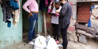 El equipo de voluntarias de la SDMujer llegó nuevamente a Ciudad Bolívar, esta vez para entregar ayudas a las y los habitantes de Caracolí. 