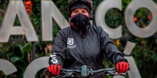 Imagen de la directora del Jardín Botánico en bicicleta 