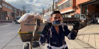 Bryan, al igual que miles de recicladores de Bogotá, sigue trabajando para sostener a su familia