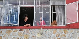 Personas en una ventana