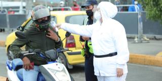 Fotografía de control en vía a motociclista.