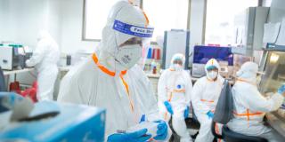 Trabajadores de salud dentro de un laboratorio 
