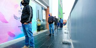 Personas haciendo fila.