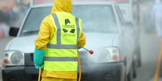 Persona asperjando un carro.