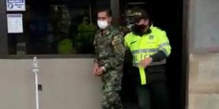Capturado ciudadano con un uniforme militar