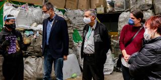 Miembros de la Asociación de Recicladores Punto Ecológico MYM y Recicrecer, recibieron kits de bioseguridad y mercados en la estación de clasificación y aprovechamiento de la UAESP ubicada en Usaquén.