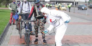 Persona limpinado bicicletas