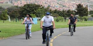 Ciclistas en el Parque Tunal durante el piloto de "Pedalea en tu parque"