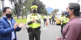 Autoridades de tránsito y movilidad felicitan a taxista de Bogotá destacado por cumplir la normatividad