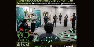 Imagen de la Directora del Jardín junto a la OFB.