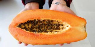 Imagen del interior de una papaya con sus semillas expuestas.