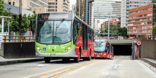 Buses de TransMilenio en la vía