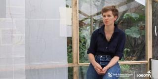 Imagen de la artista en su taller.