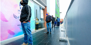 Personas haciendo fila.