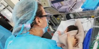 Enfermera cuidando a recién nacida