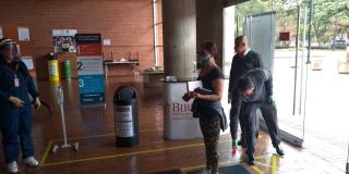 Cumpliendo los protocolos de bioseguridad, como portar el tapabocas y la toma de la temperatura en la entrada, fueron llegando los usuarios y visitantes. 