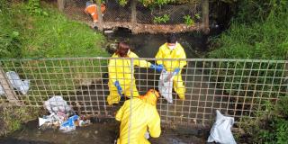 operarios del Acueducto sacan residuos de los cuerpos hídricos
