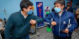 Alcaldesa Claudia López con microempresario.